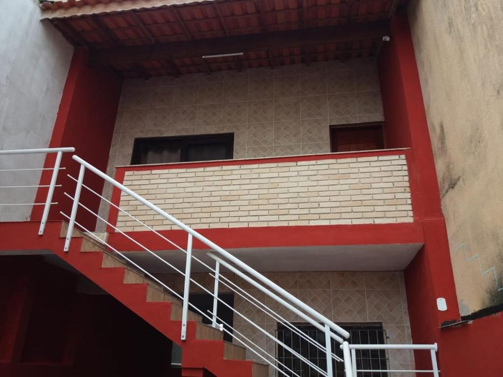 een leeg gebouw met trappen aan de zijkant bij Casa Bairro Belas Artes in Itanhaém