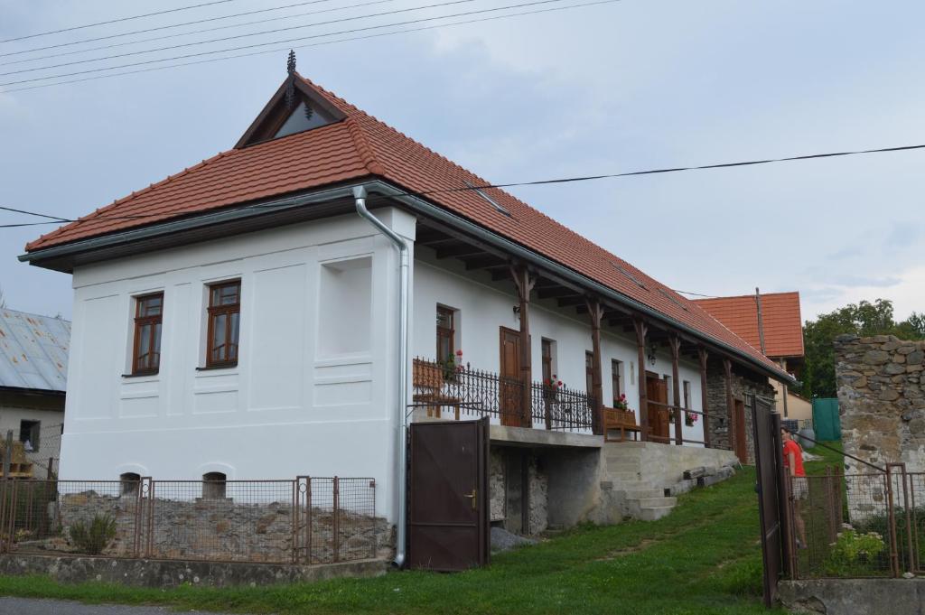 Budova, v ktorej sa dovolenkový dom nachádza
