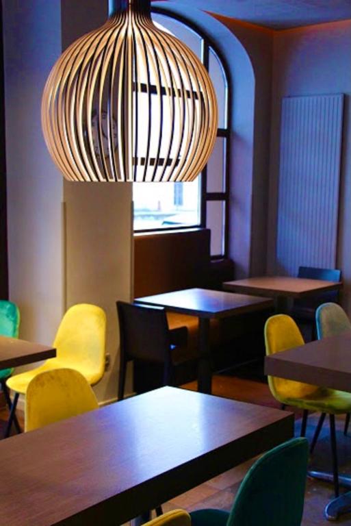 Posezení v ubytování Kyriad Restaurant Centre SPA Vichy