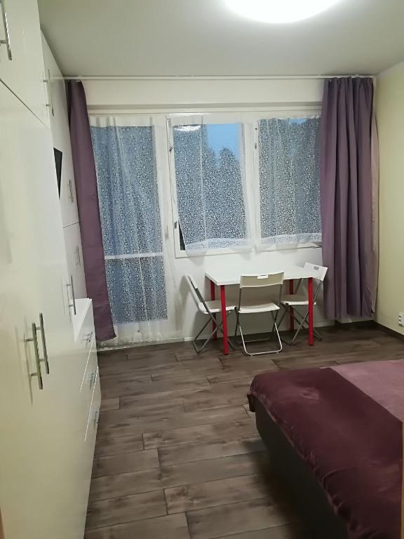 Posteľ alebo postele v izbe v ubytovaní KR Apartman Siófok