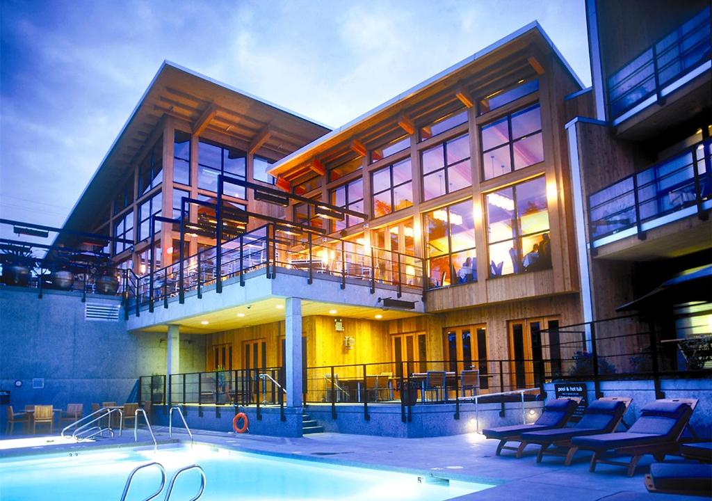 a hotel room with a pool and a large building at Brentwood Bay Resort & Spa in Brentwood Bay