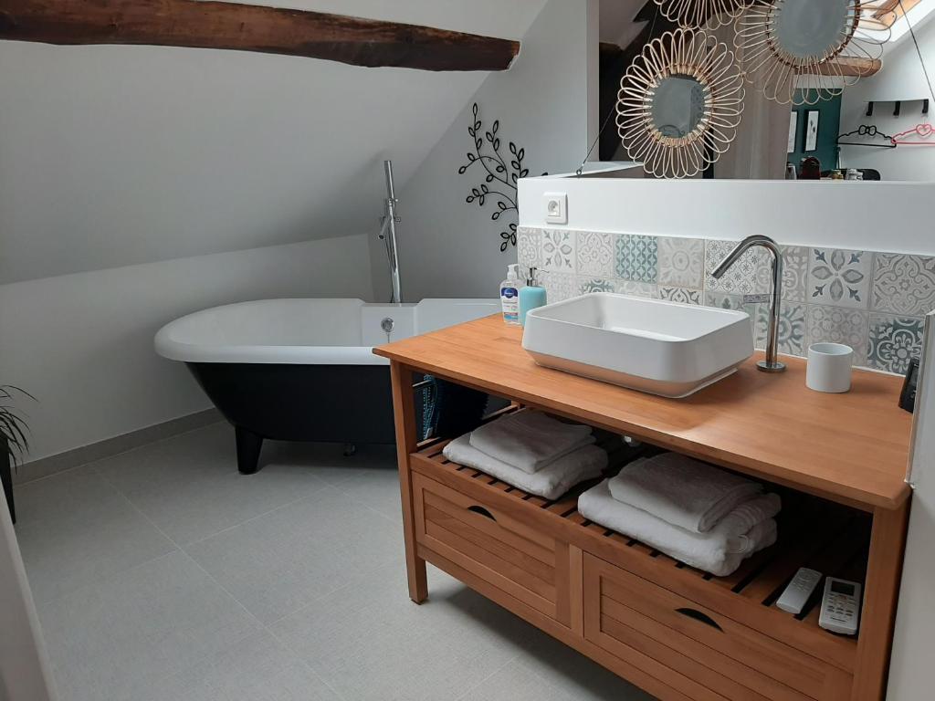Le Domaine du Moulin 28 - Deluxe Queen Suite