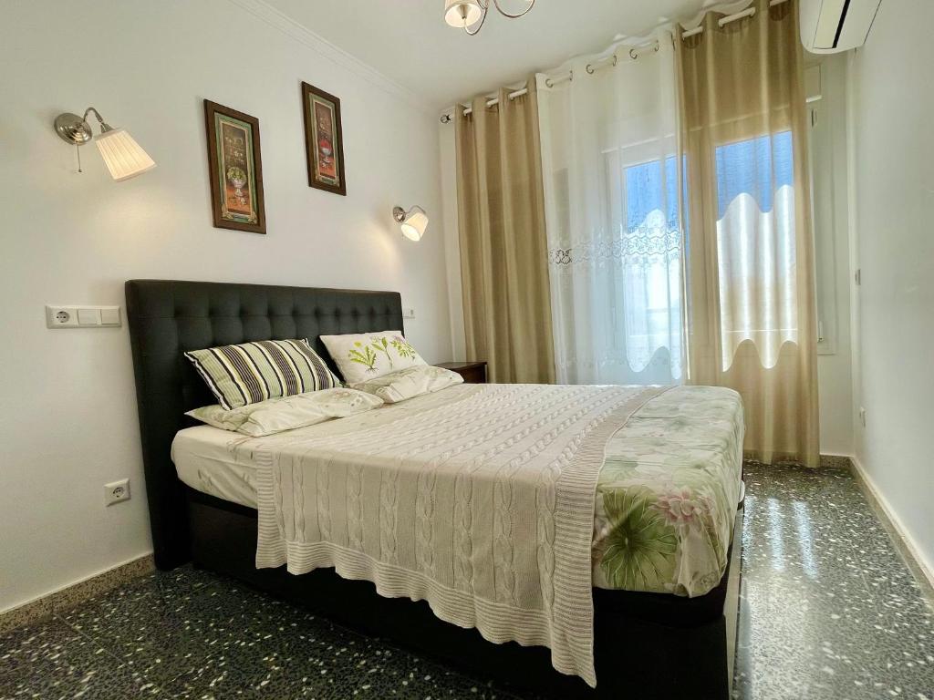 a bedroom with a bed and a large window at PAPAGAYO Cómodo, bonito, céntrico in Calpe