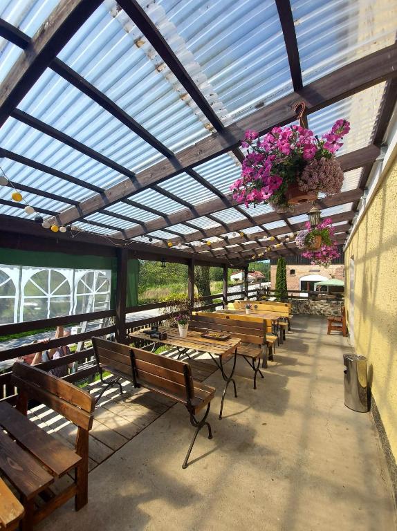 Reštaurácia alebo iné gastronomické zariadenie v ubytovaní Folwark Tumiany Pokoje & Restauracja