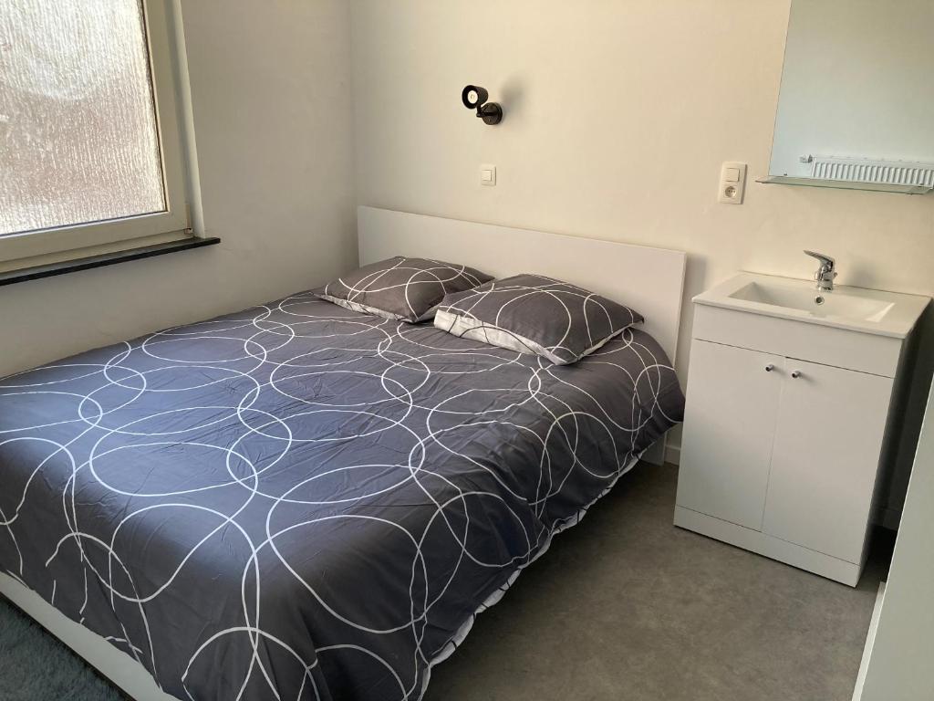 Postel nebo postele na pokoji v ubytování Au logement mosan