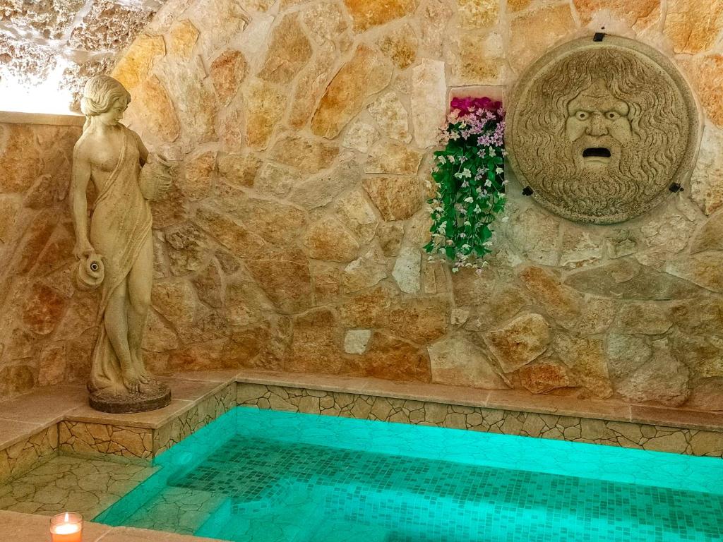 una statua di una donna in piedi accanto a una piscina di L'Incanto di Venere a Casarano