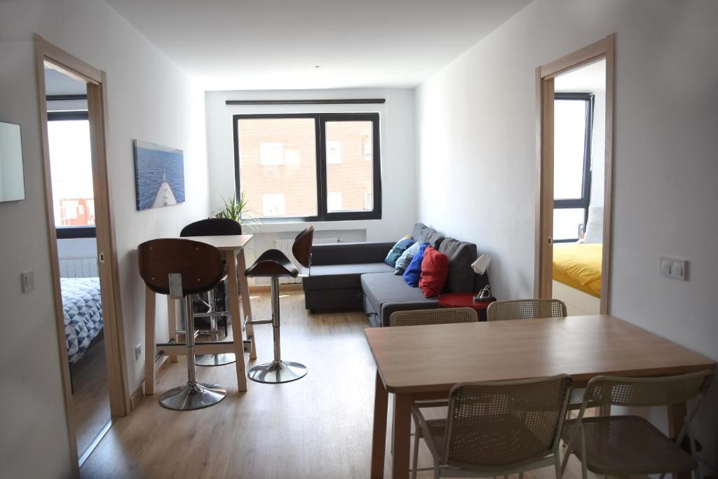 uma sala de estar com um sofá e uma mesa em VACARE - Apartamento 3 habitaciones, Capricho en el centro de Santander! em Santander