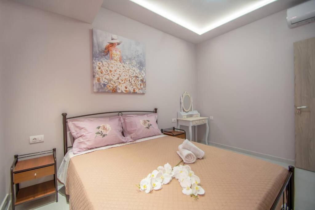 Posteľ alebo postele v izbe v ubytovaní zakynthos town modern roof apartment