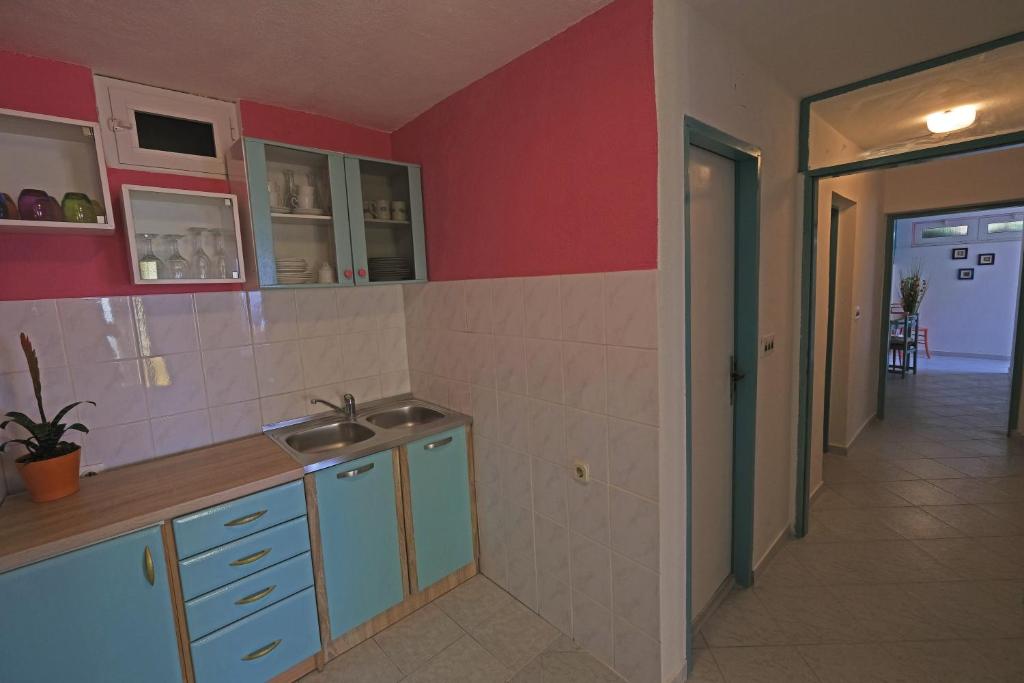 Kuchyň nebo kuchyňský kout v ubytování The View Stara Baška