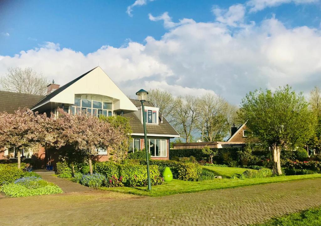 a house with a street light in front of it at Buitenplaats Wergea in Naarderburen