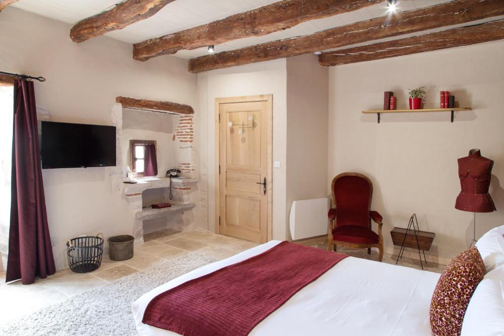 TV a/nebo společenská místnost v ubytování Maison Lapopie chambres et gîte