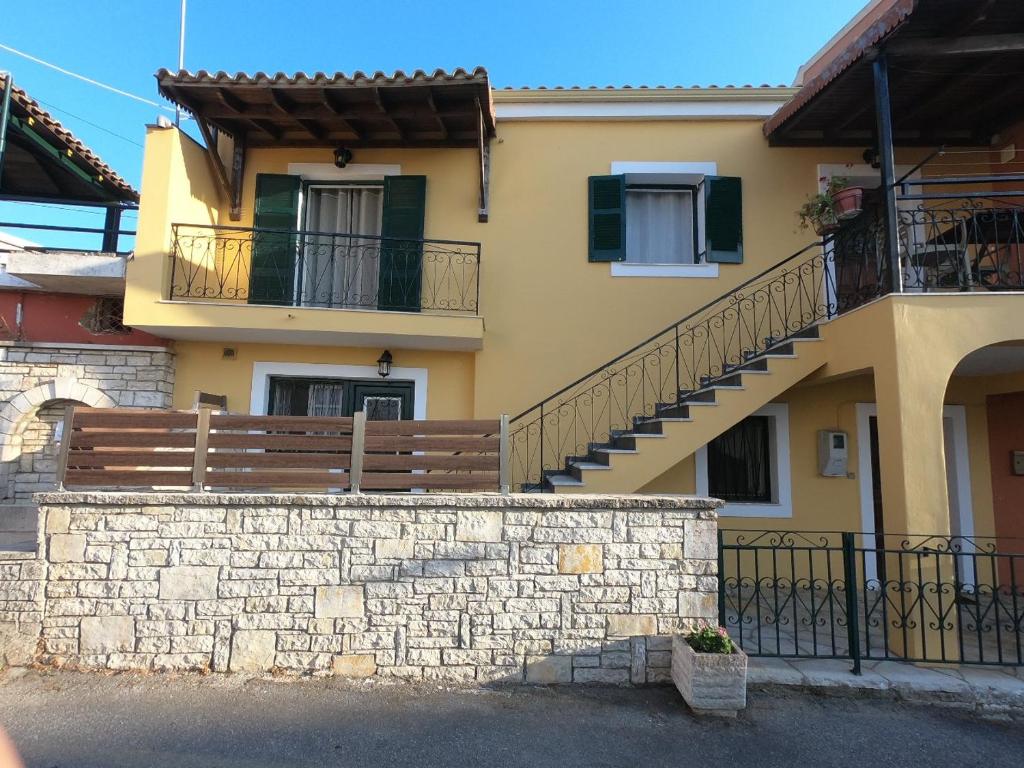 ein Haus mit einer Seitentreppe in der Unterkunft Alexandros House in Vátos