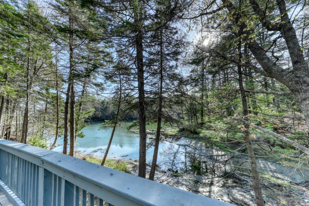 - Vistas al río desde un puente en The Dome House, en Trevett