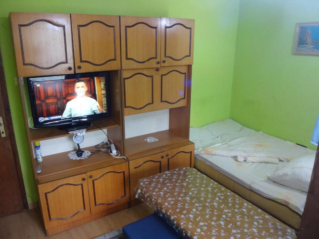 Habitación pequeña con TV y cama en Stan na dan Foča, en Foča