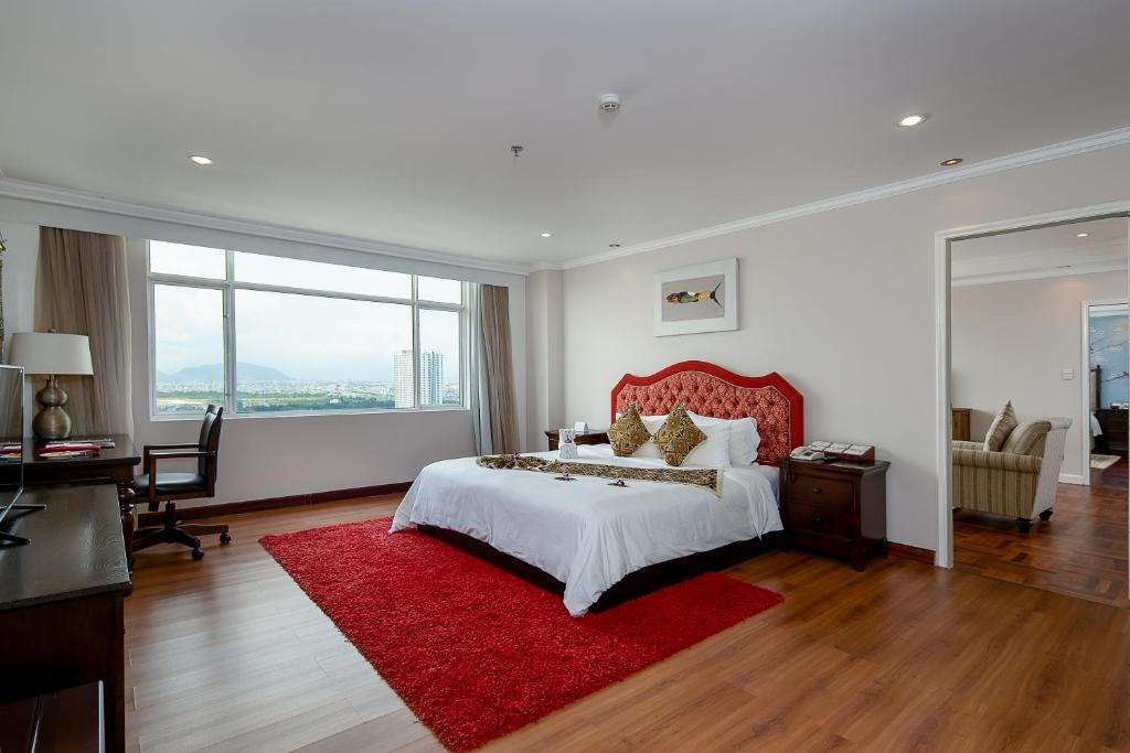 Postel nebo postele na pokoji v ubytování Muong Thanh Luxury Song Han Hotel