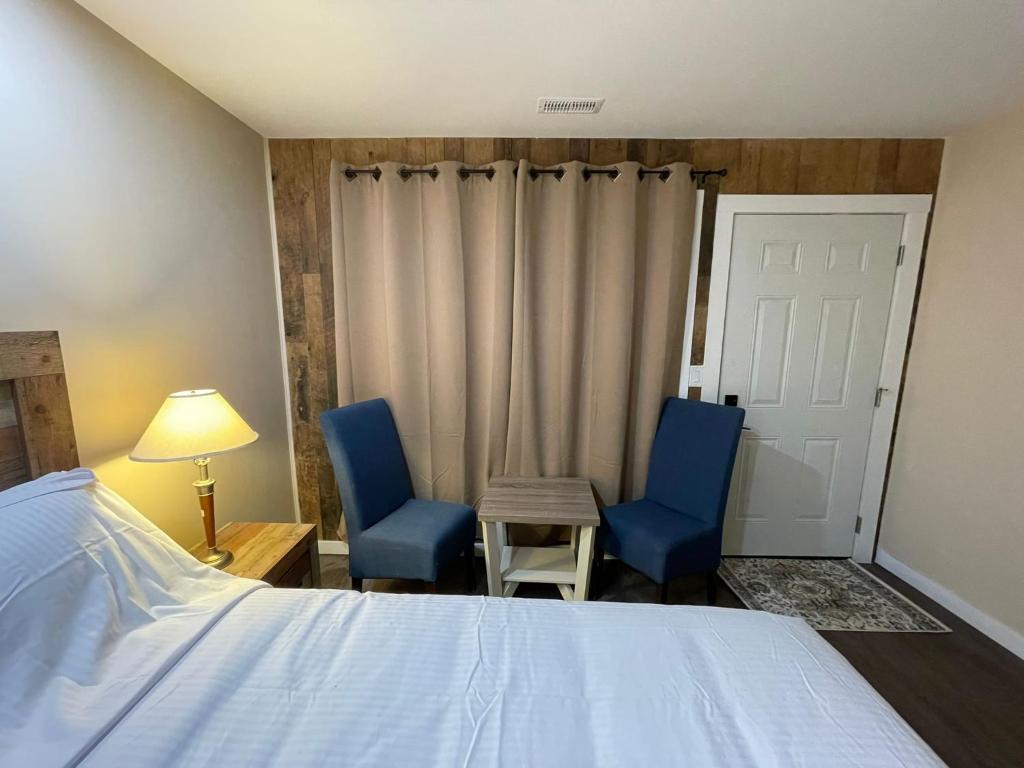 Postel nebo postele na pokoji v ubytování Sheridan lake Motel