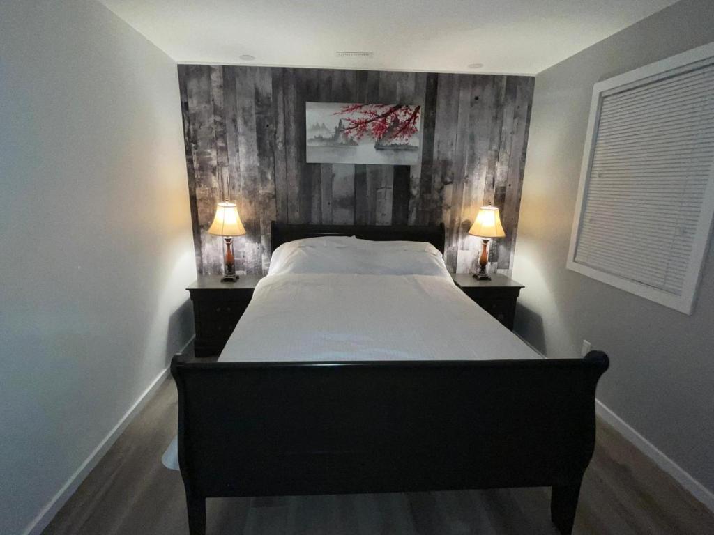Postel nebo postele na pokoji v ubytování Sheridan lake Motel
