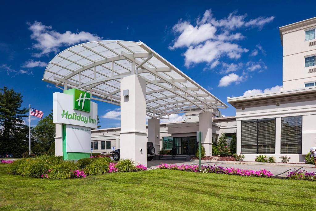 a hilton garden inn sign in front of a building at Holiday Inn Salem by IHG in Salem