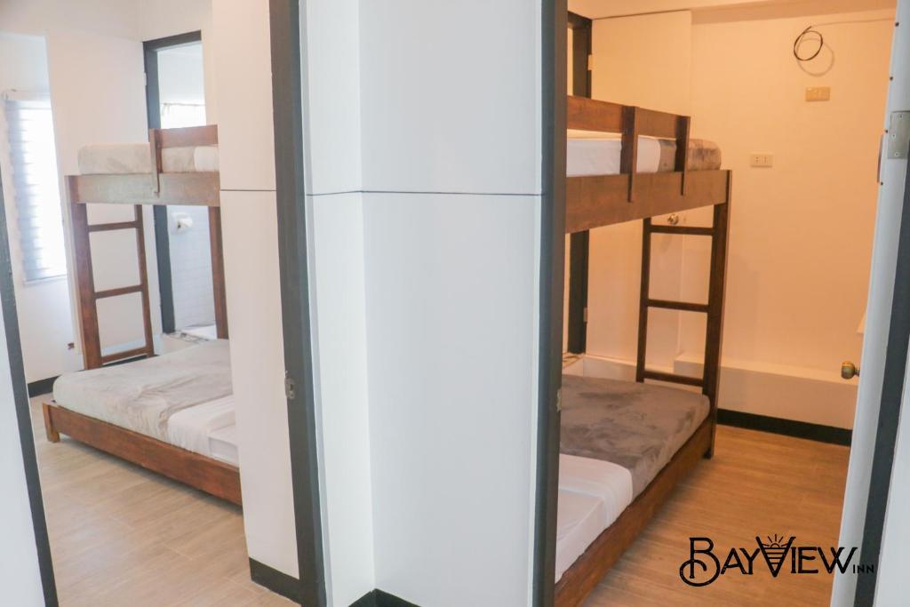 Postel nebo postele na pokoji v ubytování Bay View Inn
