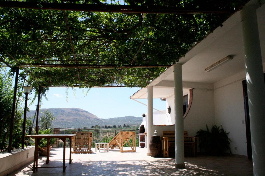 Aussicht von der Veranda eines Hauses mit einem Tisch in der Unterkunft Casa Vacanze Barone in Trabia