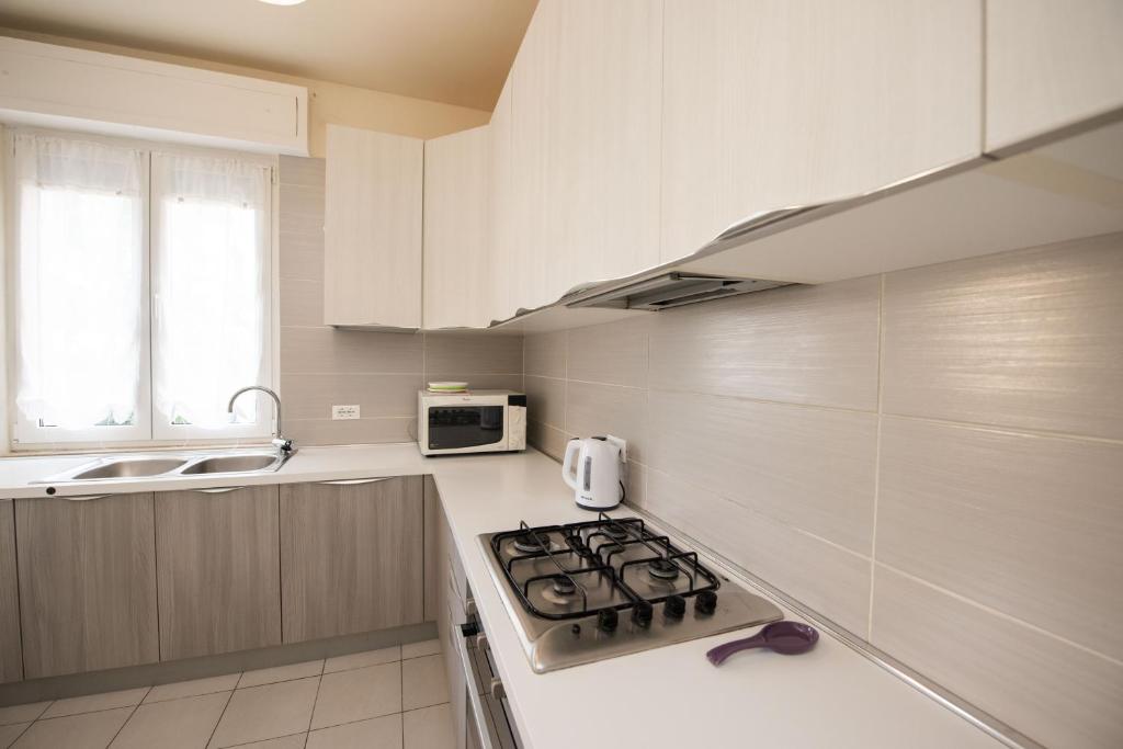 A kitchen or kitchenette at Casa Emmeti