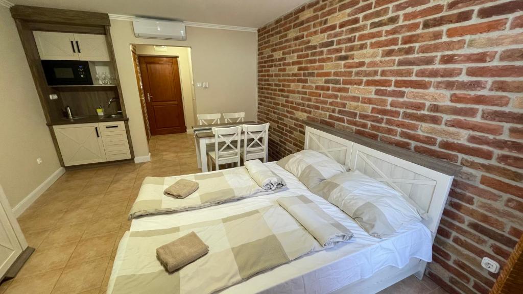 Łóżko lub łóżka w pokoju w obiekcie Dalma Apartment