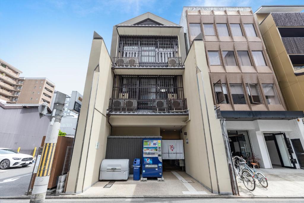 京都的住宿－The Hotel Saint-Felicien Kyoto Shijo Karasuma，前面有两块停车计数器的建筑