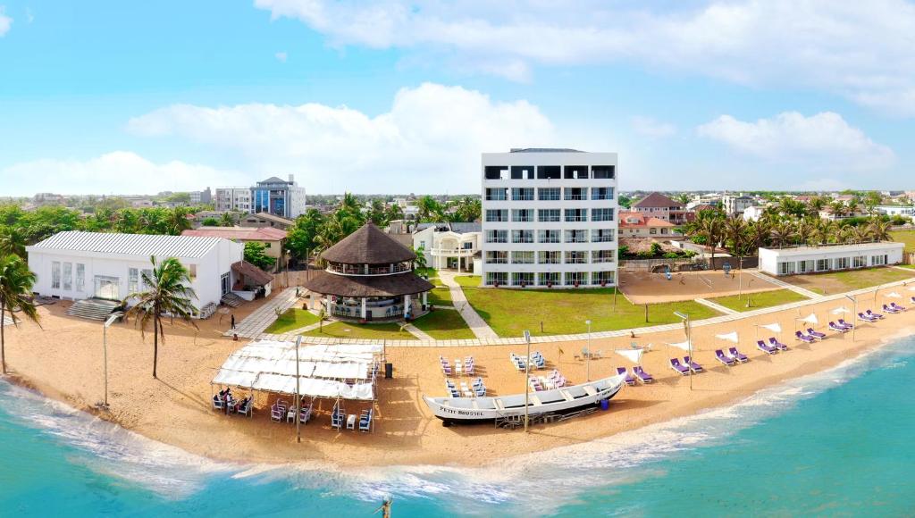 eine Luftansicht eines Resorts am Strand in der Unterkunft Hotel Petit Brussel in Lomé