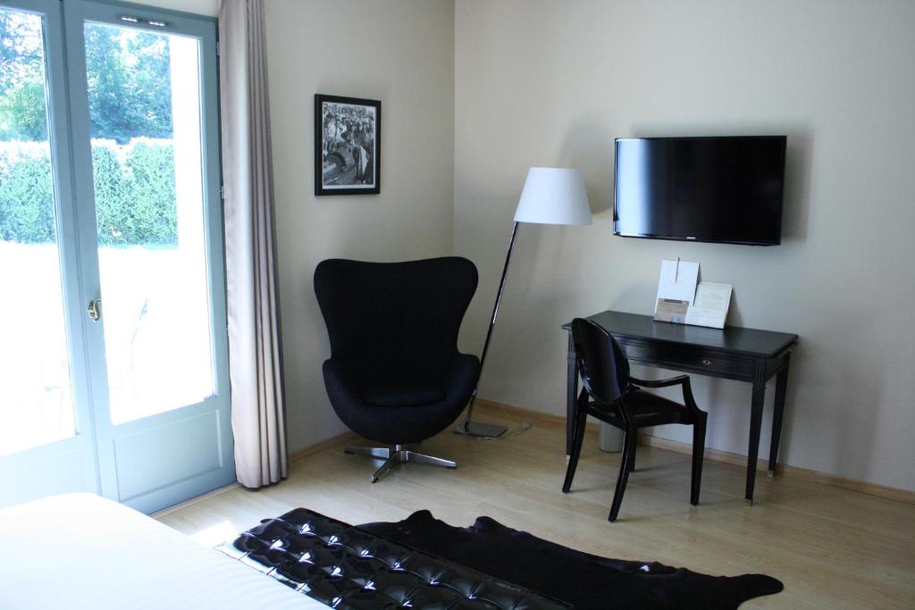 a bedroom with a desk and a chair and a chair at Hôtel Villa Navarre in Pau