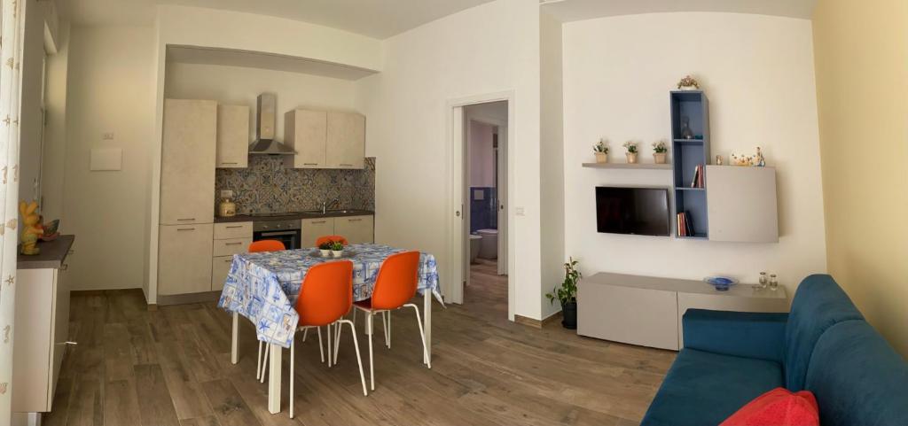 een keuken en eetkamer met een tafel en stoelen bij Sogni di Sabbia in Porto Potenza Picena