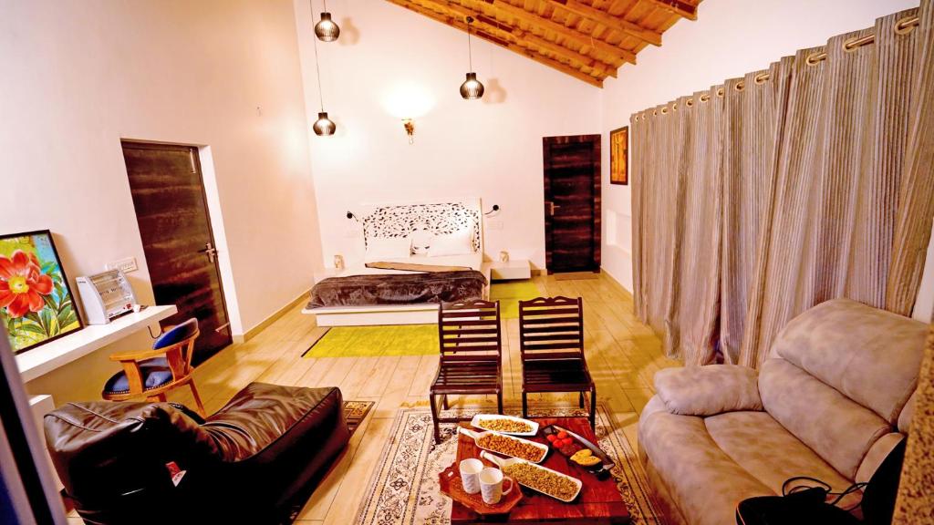 Vibhasa-Panchachuli Room in Solitude Retreat Your Ultimate Escape to Scenic Serenity - Deluxe King Room