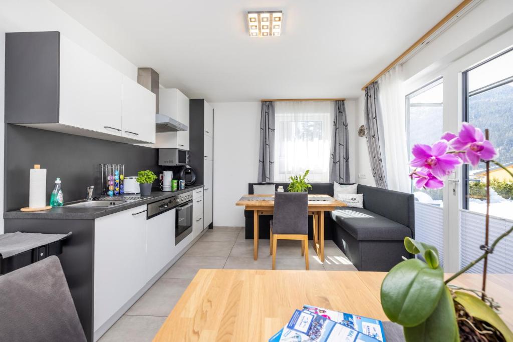 Kuchyňa alebo kuchynka v ubytovaní Fischis Alpen Appartements