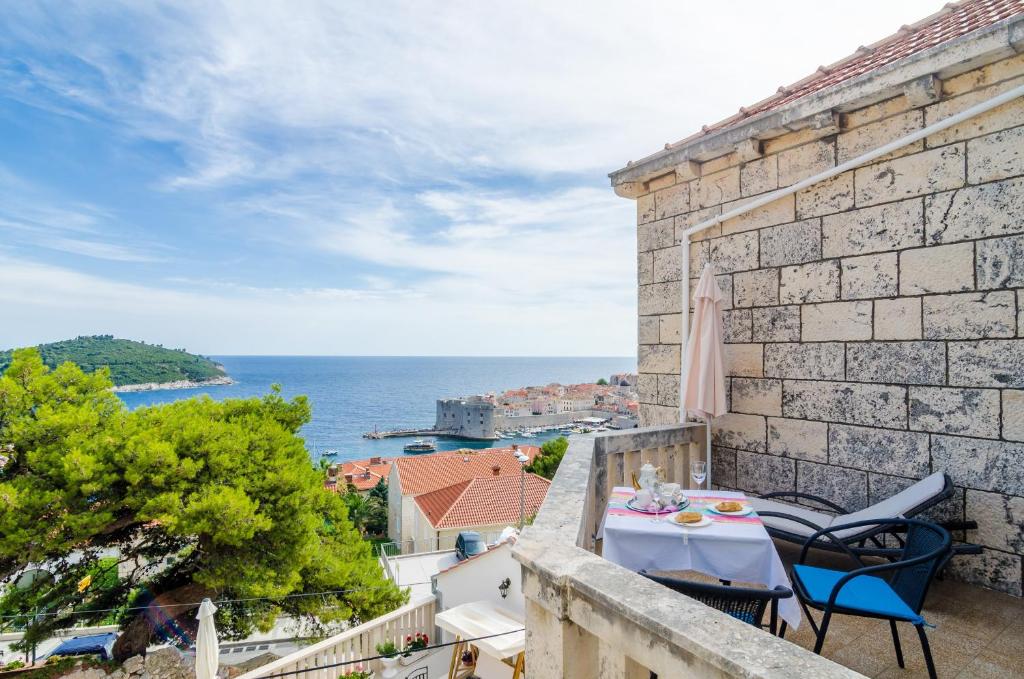 uma vista para o oceano a partir da varanda de uma casa em Guest House Enny em Dubrovnik