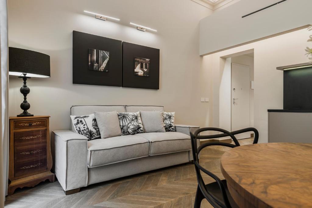 A television and/or entertainment centre at Ferrini Home - Etnea Portrait