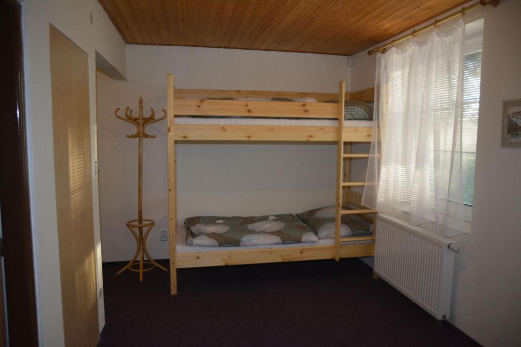 Łóżko lub łóżka w pokoju w obiekcie Chata Nový svět