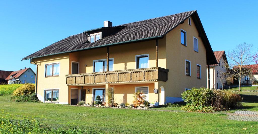 una casa grande con techo de gambrel en Ferienwohnung Träxler, en Thanstein