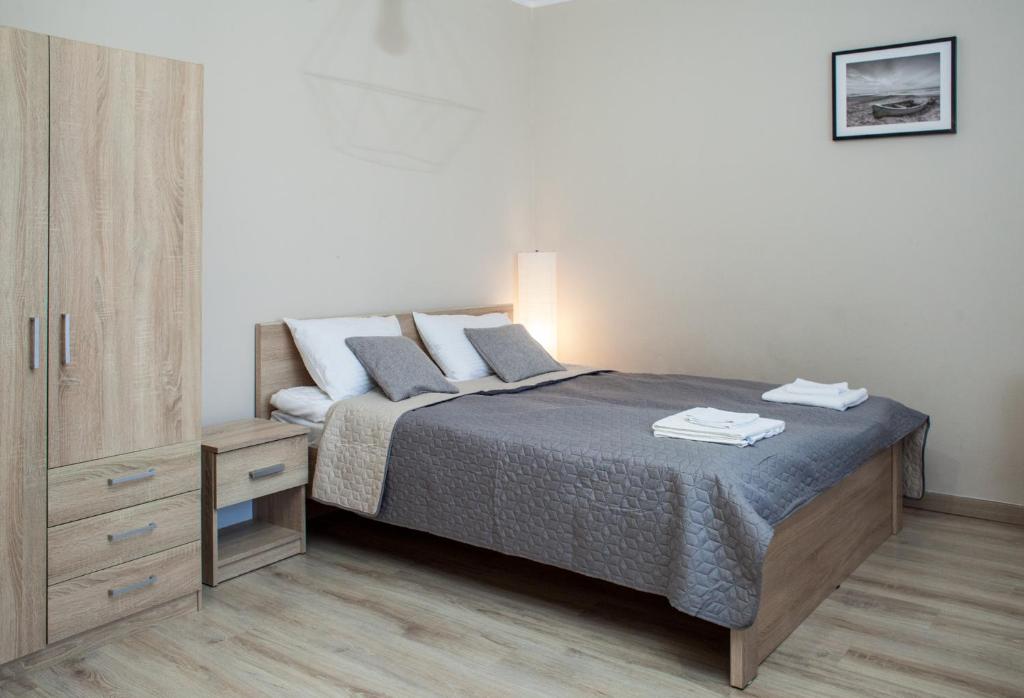 um quarto com uma cama e uma cómoda em Pokoje w Kuźnicy u Andrzeja em Kuźnica