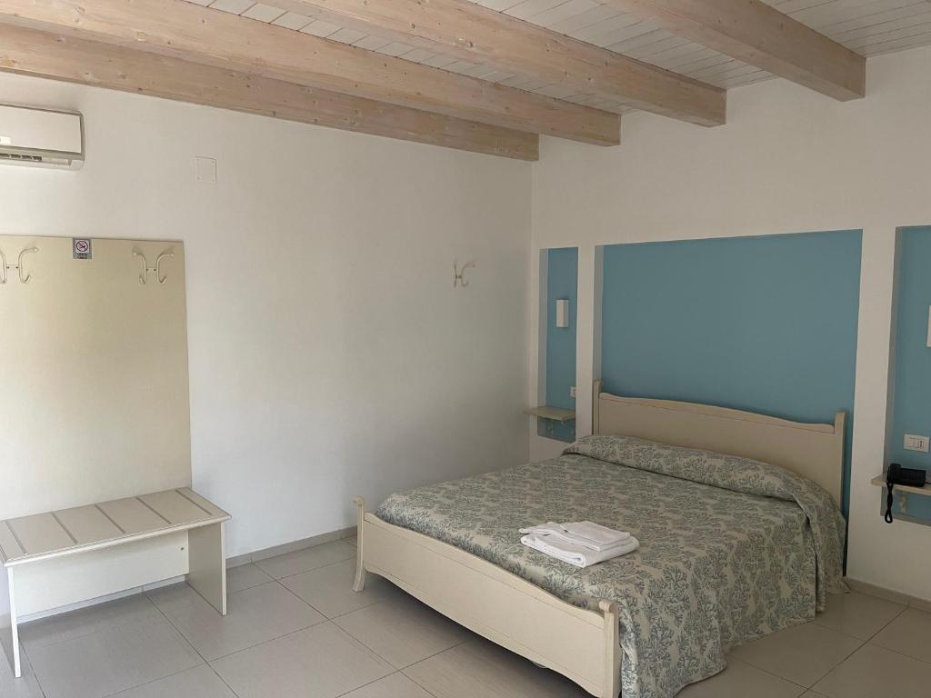 Postel nebo postele na pokoji v ubytování Baia Sangiorgio Hotel & Beach Club