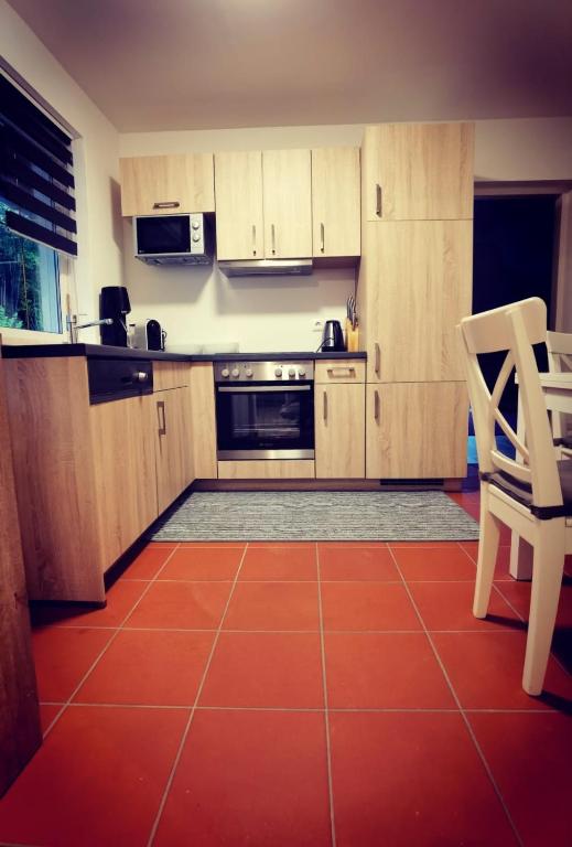 Kuchyň nebo kuchyňský kout v ubytování Ferienwohnung Eckberger Weinstrasse 139