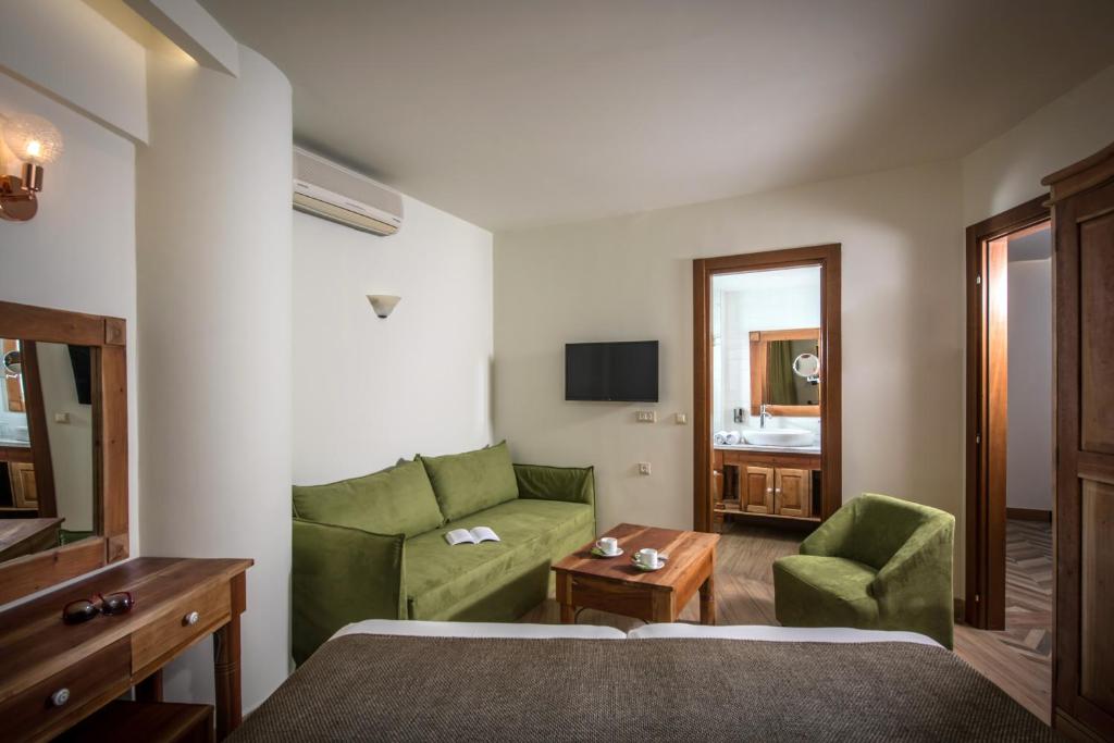 Телевізор і / або розважальний центр в Anesis Blue Boutique Hotel