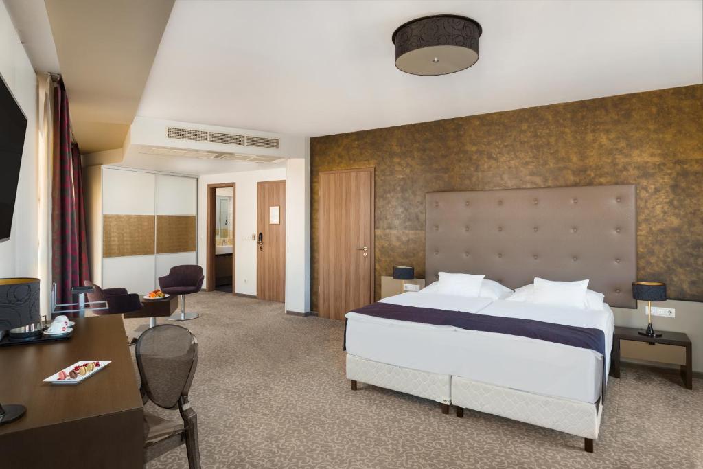 Postel nebo postele na pokoji v ubytování Corso Hotel Pécs