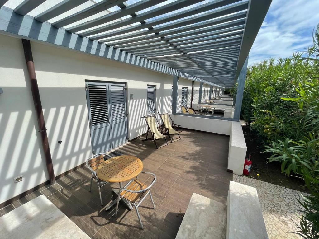 Balkón nebo terasa v ubytování Baia Sangiorgio Hotel & Beach Club