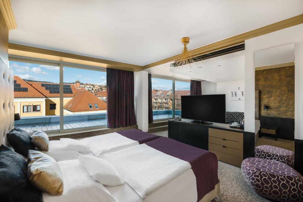 TV a/nebo společenská místnost v ubytování Corso Hotel Pécs