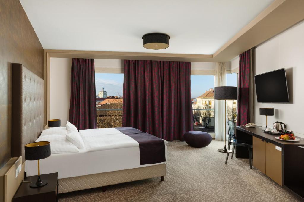 Postel nebo postele na pokoji v ubytování Corso Hotel Pécs