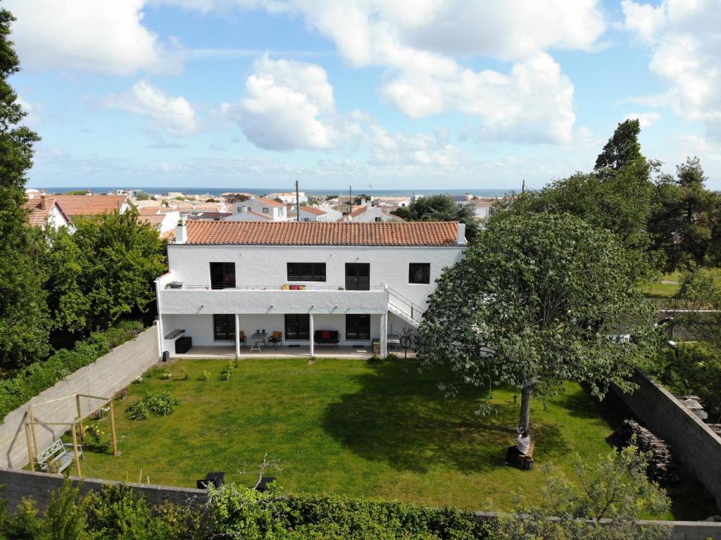 L'Atelier 70m2 confortables chambres d hôtes et salon sur un jardin près du port