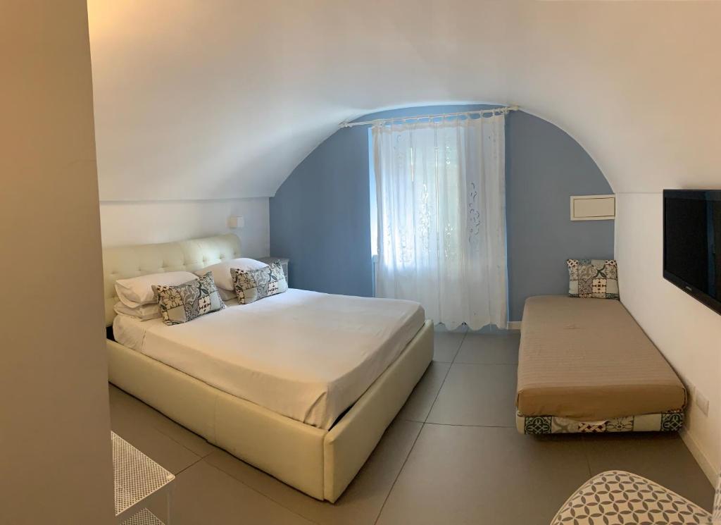 ein Schlafzimmer mit großem Bett und Fenster in der Unterkunft A Casa di Anna in Neapel