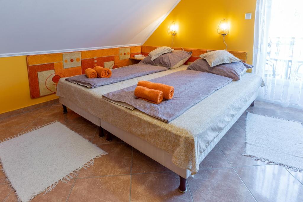 A bed or beds in a room at Gál Apartmanház