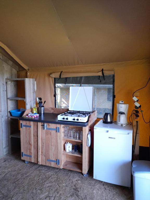 Kuchyň nebo kuchyňský kout v ubytování Chalet et mobil homes dans la montagne au Camping les Sapins
