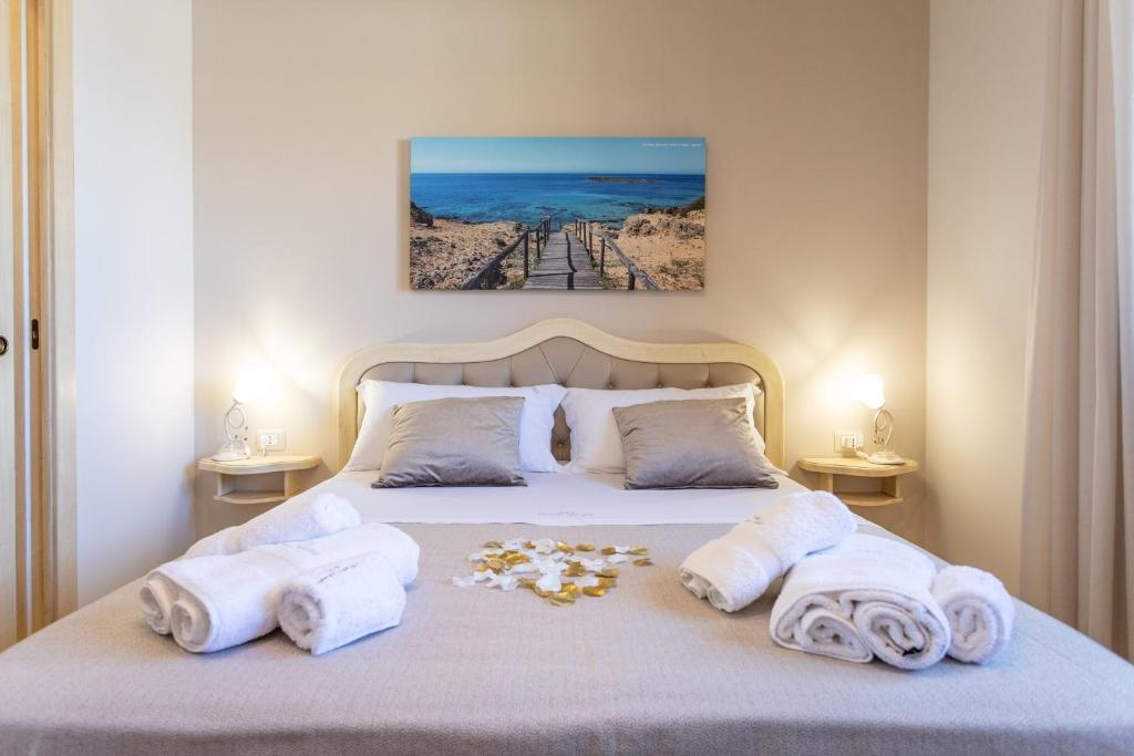 ein Schlafzimmer mit einem Bett mit Handtüchern darauf in der Unterkunft B&B Domus Japigia in Ugento