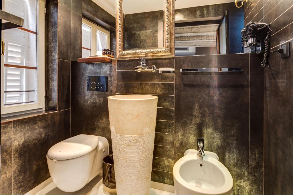 un baño con inodoro y lavabo en Boutique Hotel Hippocampus, en Kotor